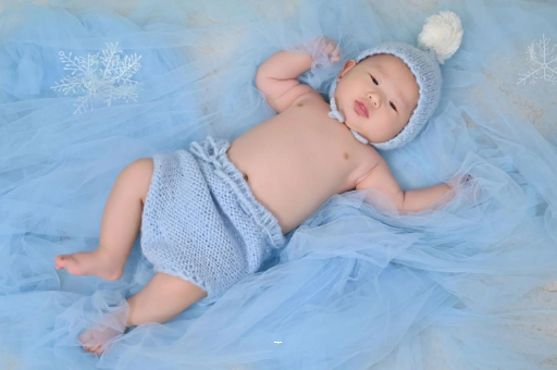 东平宝宝吐奶黄色